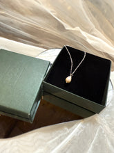 Load image into Gallery viewer, Simplicity Pearl Necklace