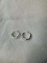 Load image into Gallery viewer, Soft twist Organic form Silver Hoops
