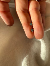 Load image into Gallery viewer, Plata 9ct Gold Studs
